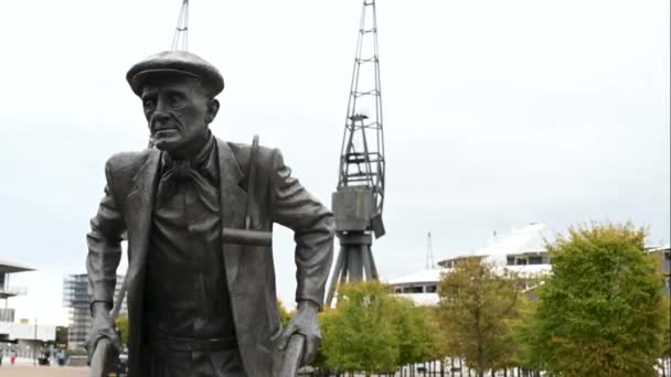 Статуя Докера Лондонского Экселя Великобритания — стоковое видео