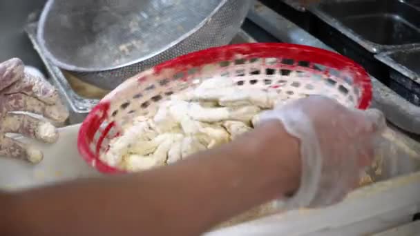 Fry Cook Uses Red Basket Strainer Bread Raw Shrimp Slow — 비디오