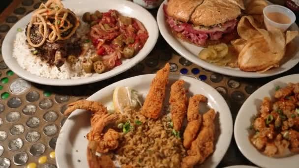 Ποικιλία Από Cajun Creole Comfort Πιάτα Τροφίμων Τραπέζι Γεμάτο Αλμυρές — Αρχείο Βίντεο