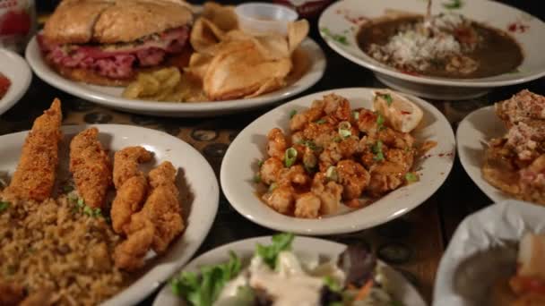 Τραπέζι Γεμισμένο Πολλά Διαφορετικά Πιάτα Από Κρεολικά Cajun Πλούσιο Φαγητό — Αρχείο Βίντεο