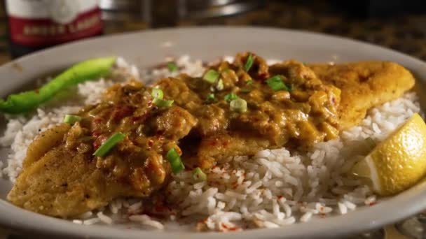 Tavada Kızartılmış Yayın Balığı Beyaz Pirinç Yatağının Üzerinde Makarna Choux — Stok video