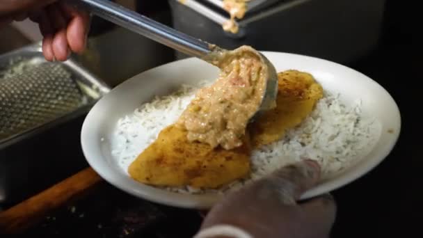 Chef Ladels Maque Choux Cream Corn Sauce Pan Fried Catfish — Vídeo de stock
