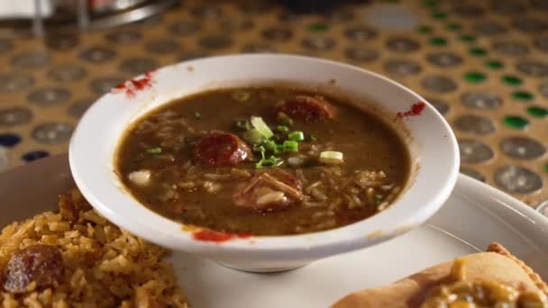Παραδοσιακό Λουκάνικο Κοτόπουλο Cajun Gumbo Ολοκληρώνεται Πράσινα Κρεμμύδια Και Καρύκευμα — Αρχείο Βίντεο