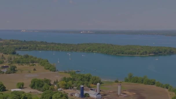 Zoom Aéreo Enseada Ilha Com Barcos Dia Verão — Vídeo de Stock