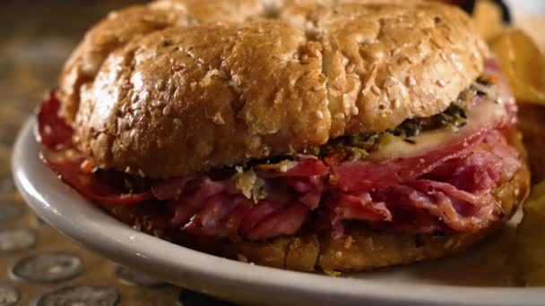 意大利松饼三明治 上面堆满了各种肉类 橄榄沙拉和奶酪 滑翔机靠近4K — 图库视频影像