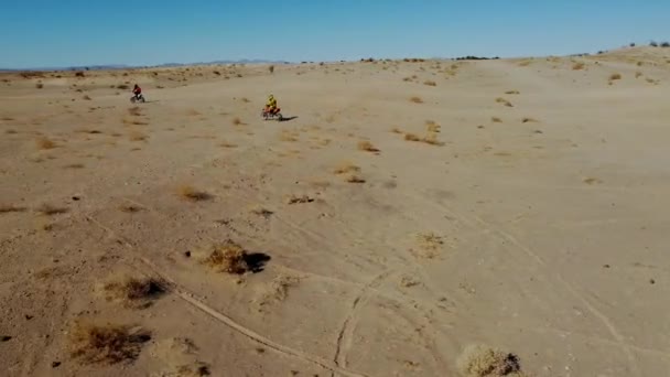 Légi Felvétel Road Motorkerékpárok Sivatagban — Stock videók
