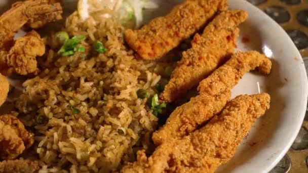 Obiad Talerz Wypełniony Cajun Komfort Jedzenie Zszywki Brudny Ryż Smażone — Wideo stockowe