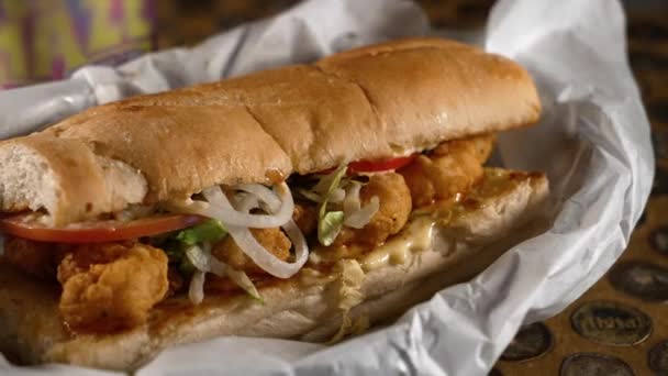 Sandwich Poboy Aux Crevettes Frites Cajun Traditionnel Sur Panier Croquant — Video