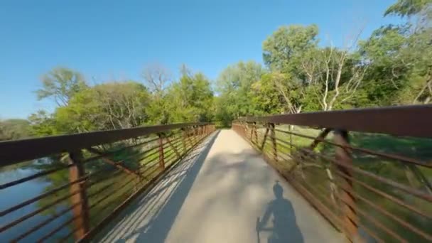 森の中の川の砂利道を橋の上に自転車に乗る 一人称視点 Povサイクリング ランニング — ストック動画