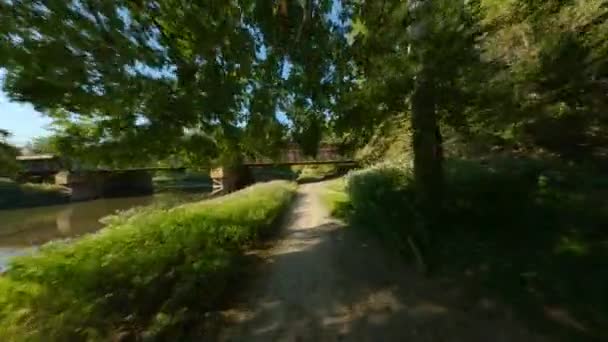 Cykling Underpass Jernbanebro Ved Floden Grus Snavs Sti Glat Første – Stock-video