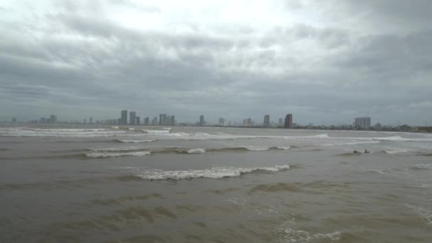 Tropiska Havsvågor Och Dramatisk Mörk Himmel Ovanför Staden Inkommande Storm — Stockvideo