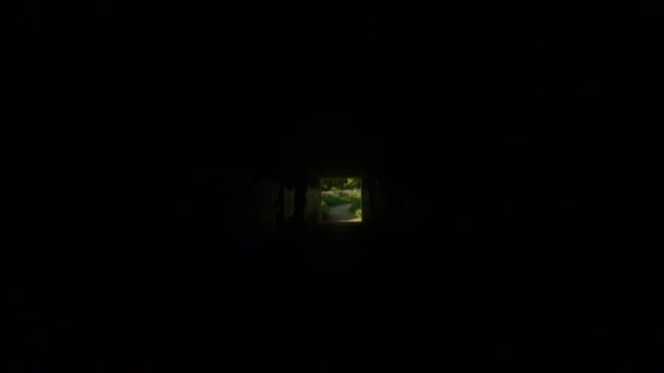 Велосипедний Підземний Тунель Виходить Темряви Світло Ґрунтовий Гравійний Шлях Плавний — стокове відео