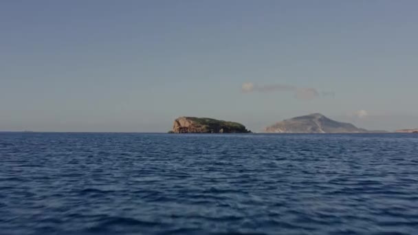 Aérea Volando Bajo Sobre Mar Hacia Una Pequeña Isla Grecia — Vídeo de stock