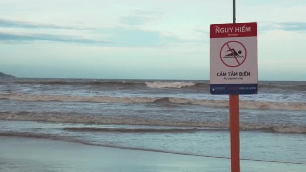 Красное Предупреждение Пляже Перед Морскими Волнами Перед Тропическим Штормом Вьетнаме — стоковое видео