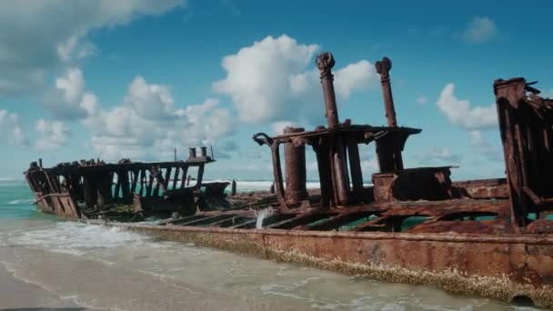 オーストラリアのクイーンズランド州フレイザー島の海岸の難破船 — ストック動画