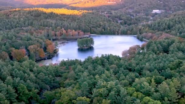 Bajo Lago Aéreo Soplado Roca Carolina Norte — Vídeos de Stock
