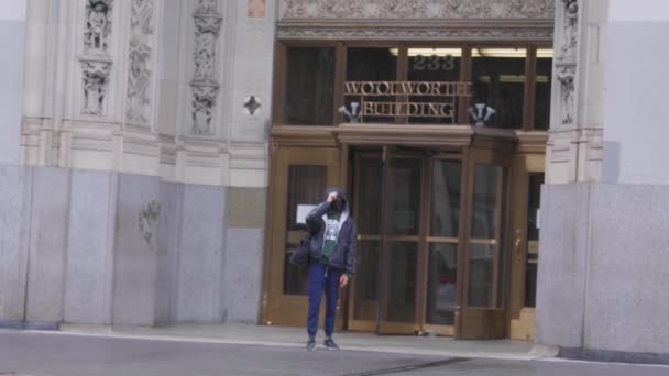 New York City Woolworth Building Rainy Day People — Stock video