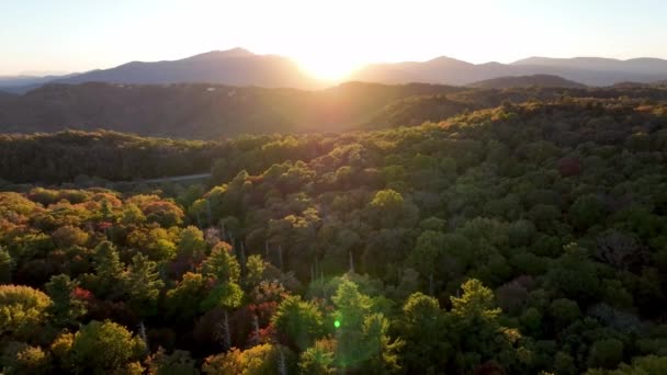 Sunrsie Sunflare Κεραία Κορυφές Δέντρων Φυσώντας Βράχο Βόρεια Καρολιά — Αρχείο Βίντεο