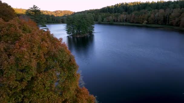 北卡罗莱纳州Blowing Rock的Aerial Maples Line Bass Lake — 图库视频影像