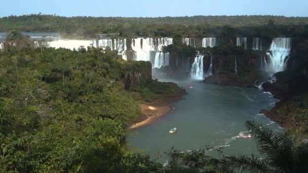 Iguazu Vattenfall Vidsträckt Utsikt Över Naturliga Underverk Regnskog Och Båt — Stockvideo
