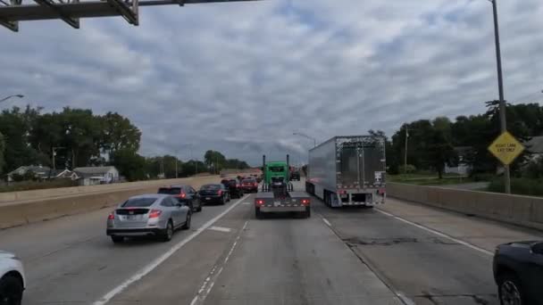 Pov Φορτηγό Στην Ιντιάνα Στέκεται Στην Κυκλοφορία Πίσω Από Ένα — Αρχείο Βίντεο