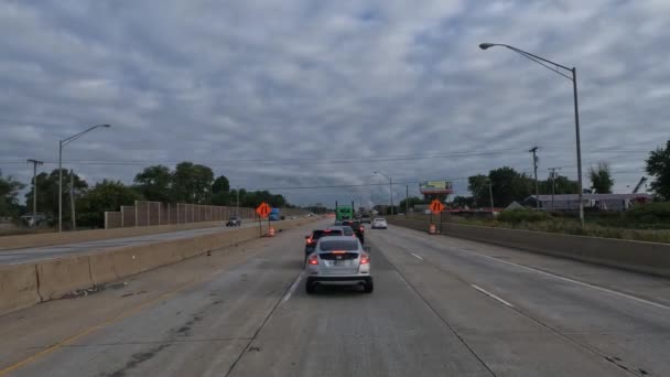운전사는 공사때문에 속도로 선에서 멈추었다 — 비디오