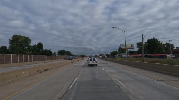 Pov 트럭은 천천히 운전하는 트럭들은 인디애나주 게리에서 차들을 지나쳐 갑니다 — 비디오