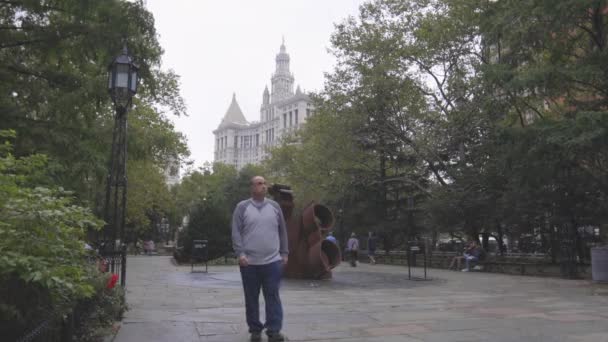 Mann Läuft Mit Gerichtsgebäude Rücken New York City Kamera Vorbei — Stockvideo