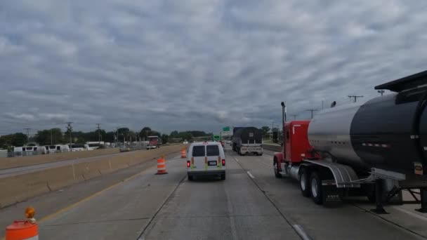 Powolny Ruch Jazdy Ciężarówki Samochody Przejeżdżające Prawym Pasie Autostrady Indiana — Wideo stockowe