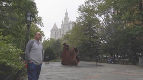 New York City Dikilen Arkasında Federal Mahkeme Olan Adam — Stok video