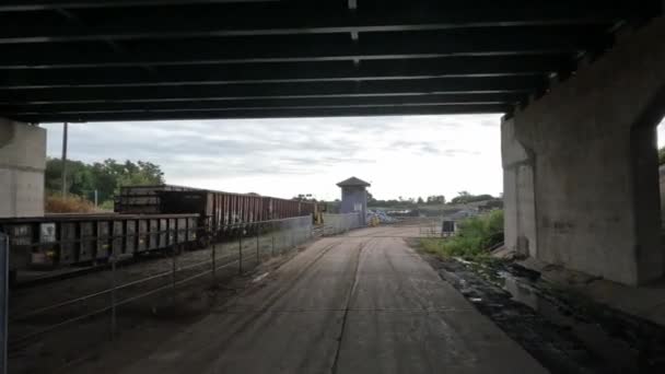 Kamyon Bir Köprünün Altından Inşaat Alanına Doğru Gidiyor — Stok video