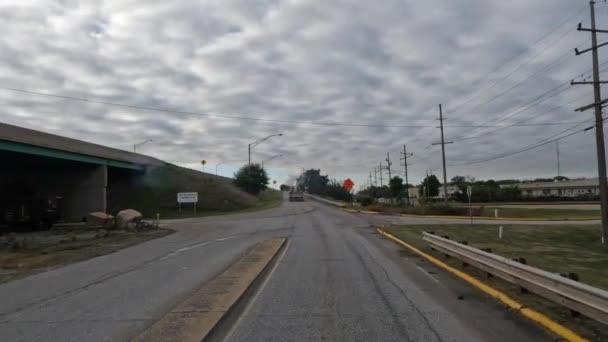 Pov Φορτηγό Οδήγησης Και Στρίβοντας Αριστερά Κάτω Από Μια Γέφυρα — Αρχείο Βίντεο