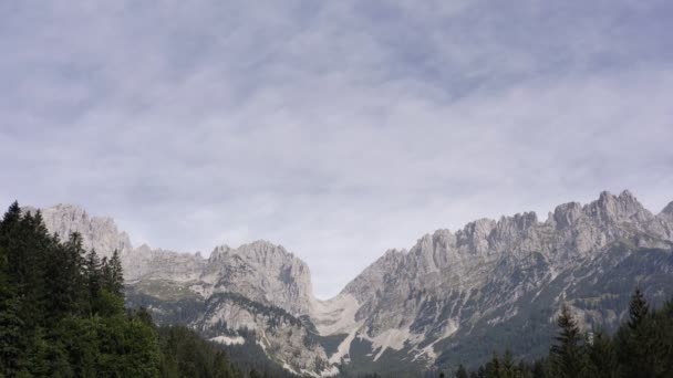 Flachbild Der Grünen Vegetation Fuße Einer Bergkette Einem Bewölkten Tag — Stockvideo