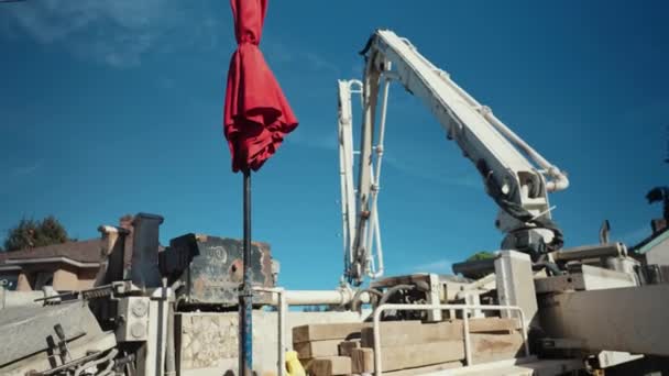 泵送混凝土的混凝土泵送卡车晃动 — 图库视频影像