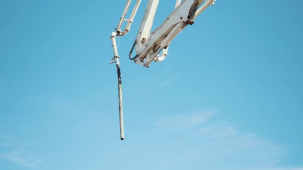 混凝土泵车吊装在空气中 — 图库视频影像