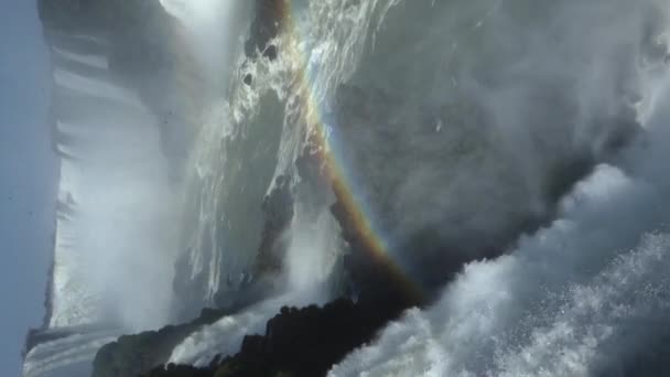 Dikey Video Iguazu Şelaleleri Yakın Çekim Görkemli Güçlü Şelalelerin Üzerinde — Stok video