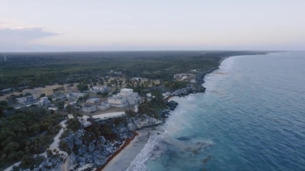 Drone Aéreo Rotativo Lento Disparado Frente Das Ruínas Maya Tulum — Vídeo de Stock