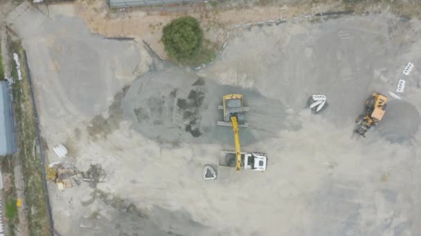 从一个地点到另一个地点的装有富土的卡车的挖掘机上平滑而整齐 — 图库视频影像