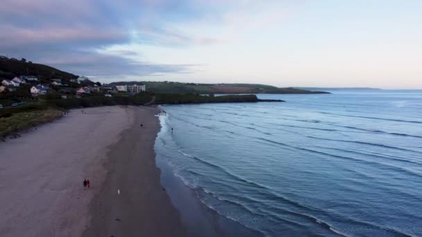 アイルランドの海岸のビーチを飛びます — ストック動画