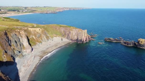 晴れたアイルランドの日の崖の上のビーチ — ストック動画