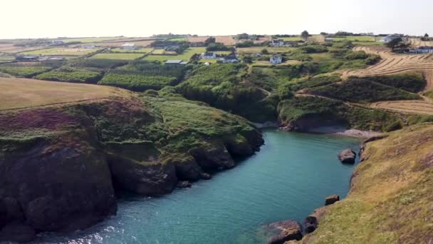 Εναέρια Άποψη Μιας Όμορφης Παραλίας Καταγάλανα Νερά Στην Ιρλανδία — Αρχείο Βίντεο