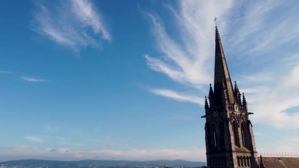 Spitze Einer Kirche Und Blauer Himmel — Stockvideo