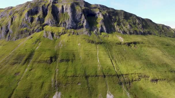 山の頂上にある洞窟 アイルランド — ストック動画