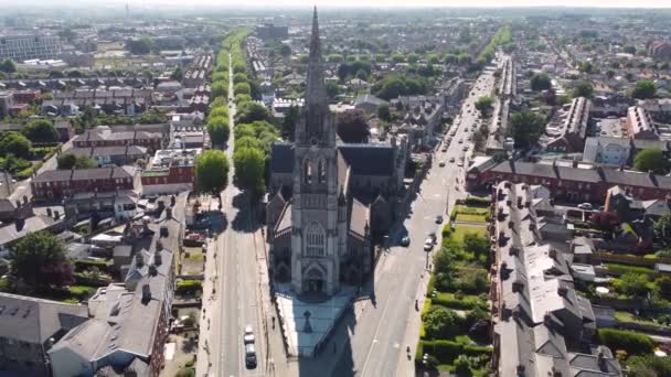 都市の真ん中にある大きなカトリック教会 ダブリン アイルランド — ストック動画