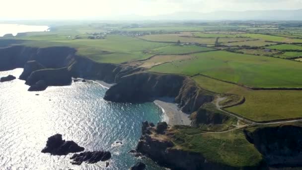 Скелі Ірландії Пляжем Блакитним Морем — стокове відео