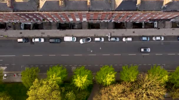 Luchtfoto Van Een Auto Die Van Parkeerplaats Straat Dublin Ierland — Stockvideo