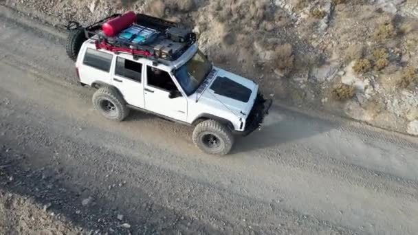 Jeep Cherokee Putih Mengemudi Jalan Tanah Ini Adalah Tembakan Lampu — Stok Video