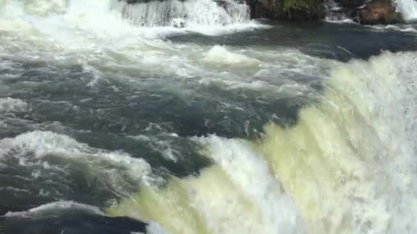 Iguazu Fall Close Zeitlupe Blick Von Oben Auf Mächtige Wasserfälle — Stockvideo
