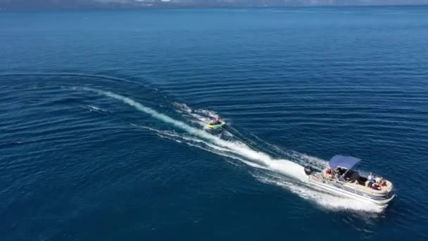 Egy Drón Követi Hajót Csövet Tahoe Tónál Ahogy Megfordulnak Megfordulnak — Stock videók