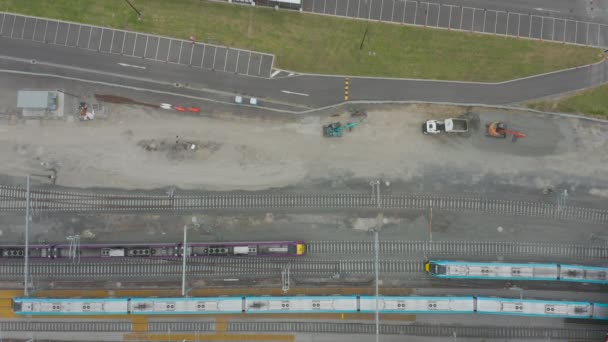 열차를 지나는 대중교통 활발히 가로지르는 — 비디오